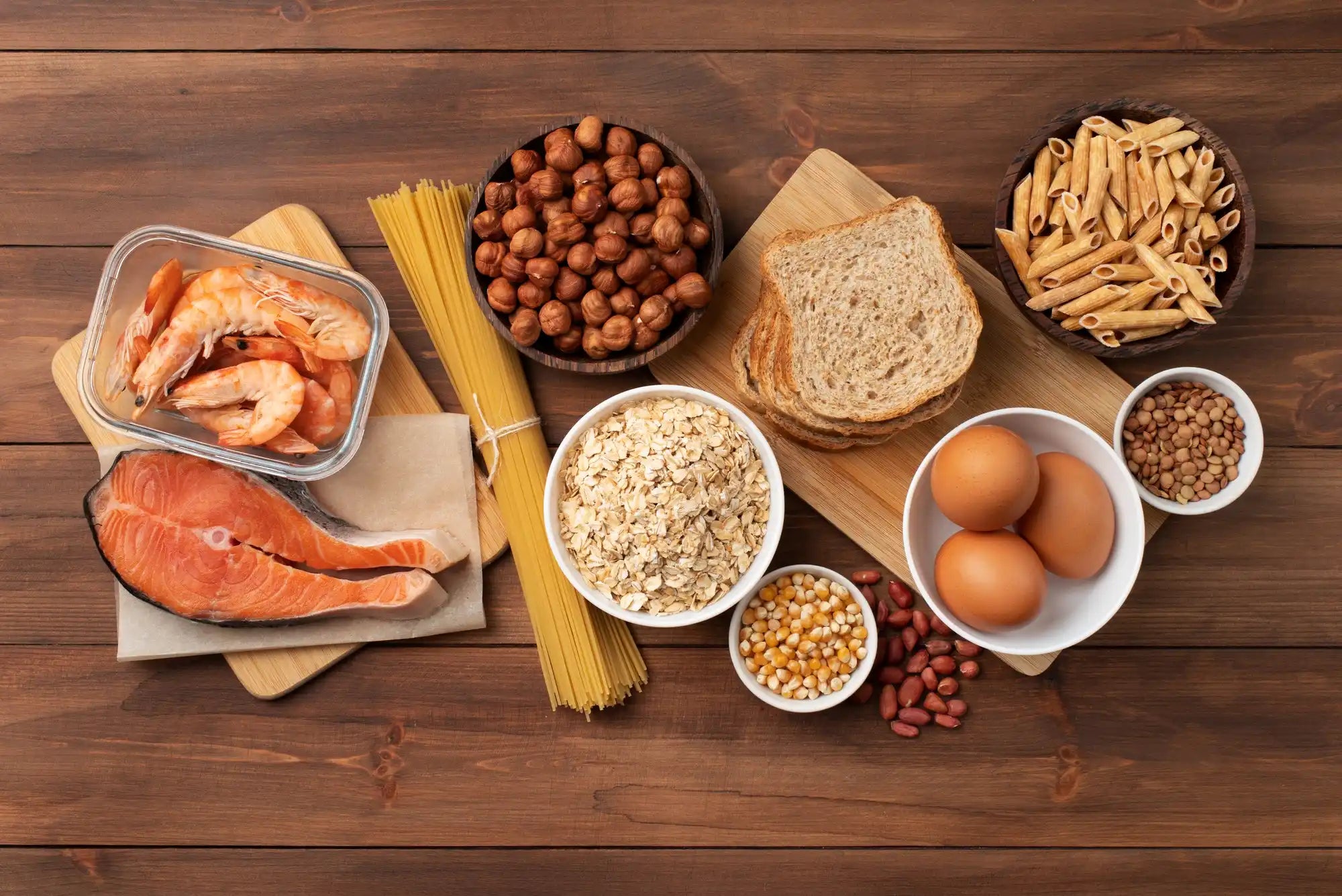 Mezcla de alimentos saludables sobre una tabla de madera
