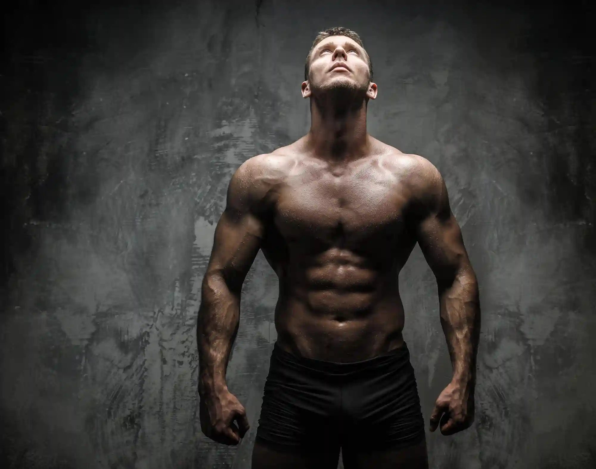 Hombre con masa muscular desarrollada