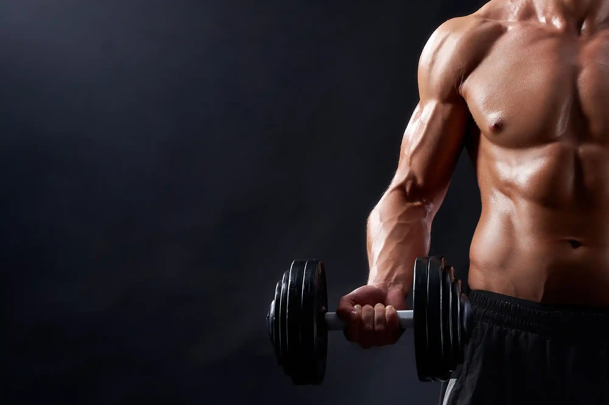 Hombre con masa muscular desarrollada, entrenando pesas.