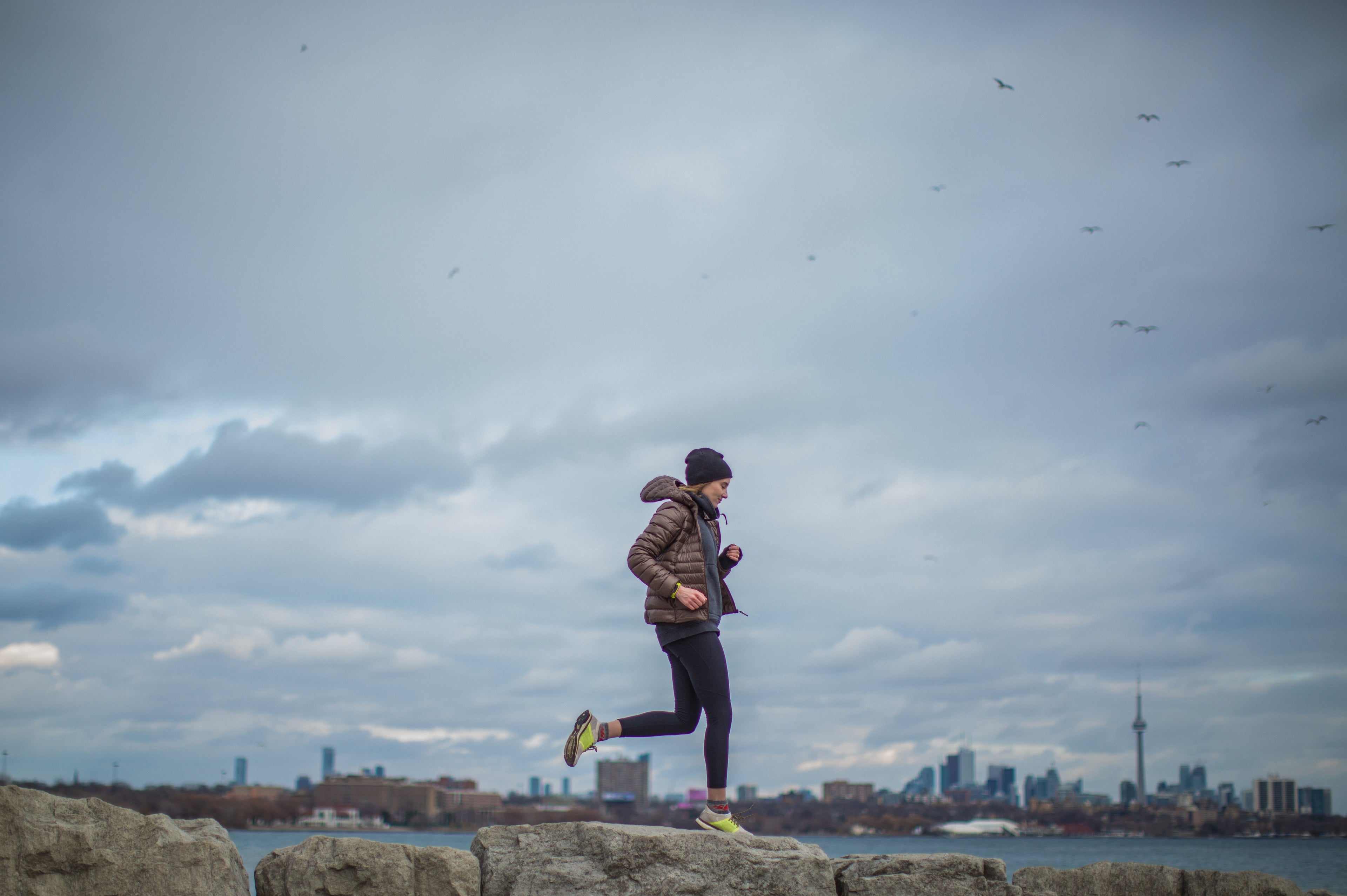 Mujer entrenando al aire libre en clima nublado