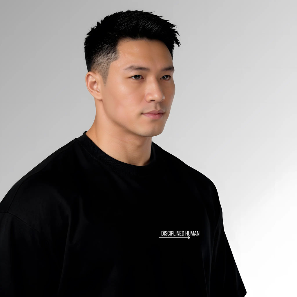 Playera de hombre para gym - underrated discipline - negra - corte oversize - ángulo 45 grados