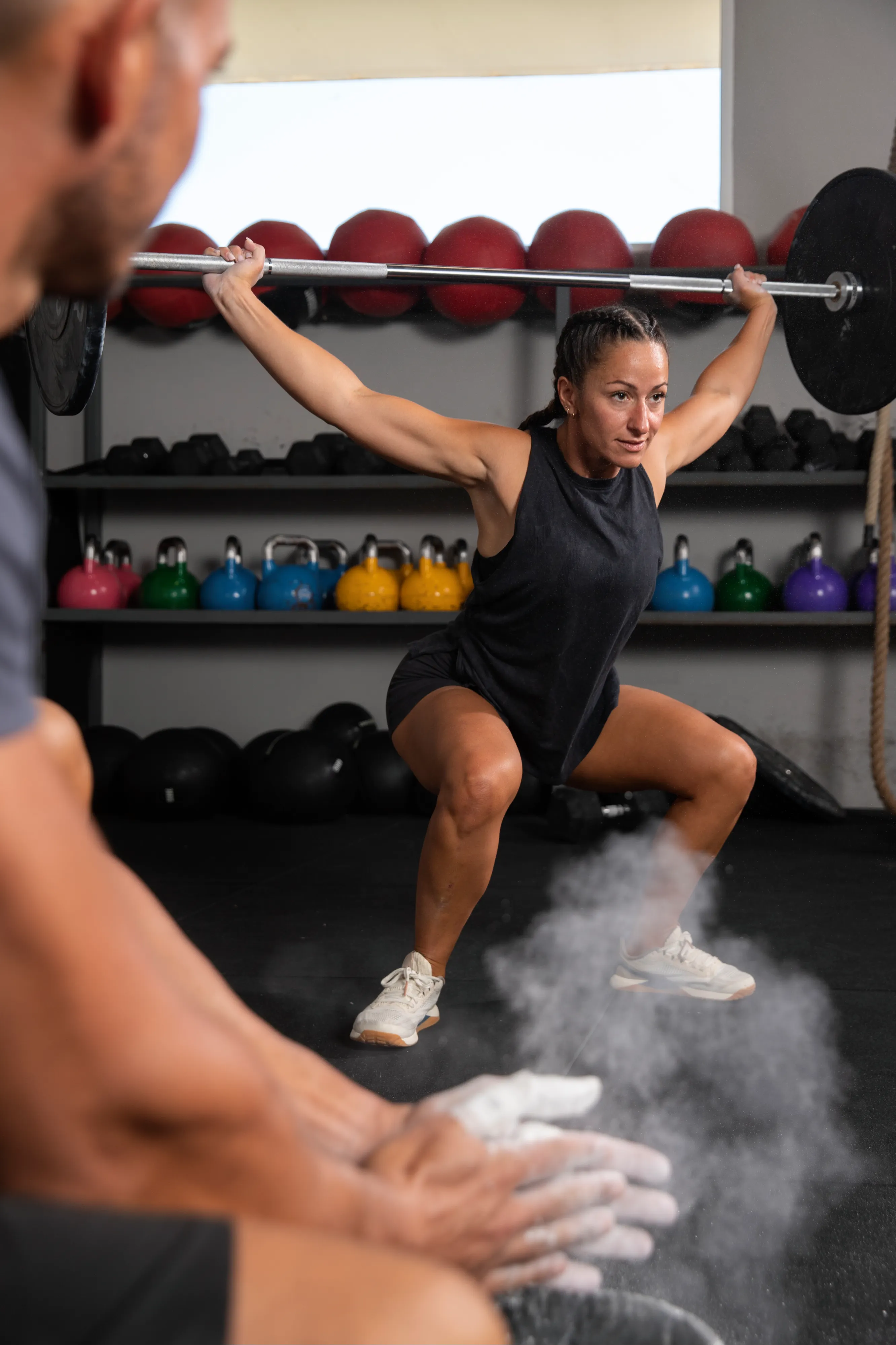 Mujer adulta practicando crossfit en un gimnasio